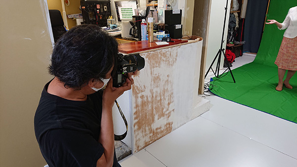 いつも学院の撮影をしてくれているカメラマンの原田さんのスタジオでポスター撮影をしている仕事振りを撮影