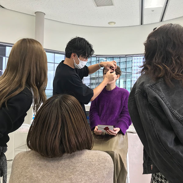 卒業生で活躍されている RMK MAKE UP ARTIST和田　晃輔氏のメイクアップ講座