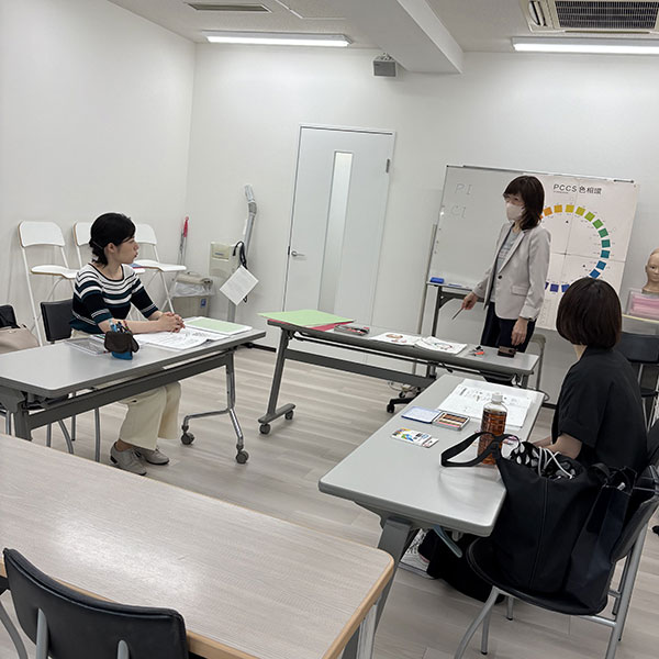 先日ご入学いただきました生徒さま 本日早速ベースメイクアップコース第１回目の授業です