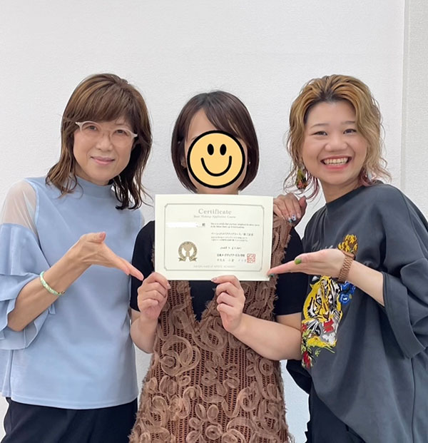 先日ご入学いただきました生徒さま 本日早速ベースメイクアップコース第１回目の授業です