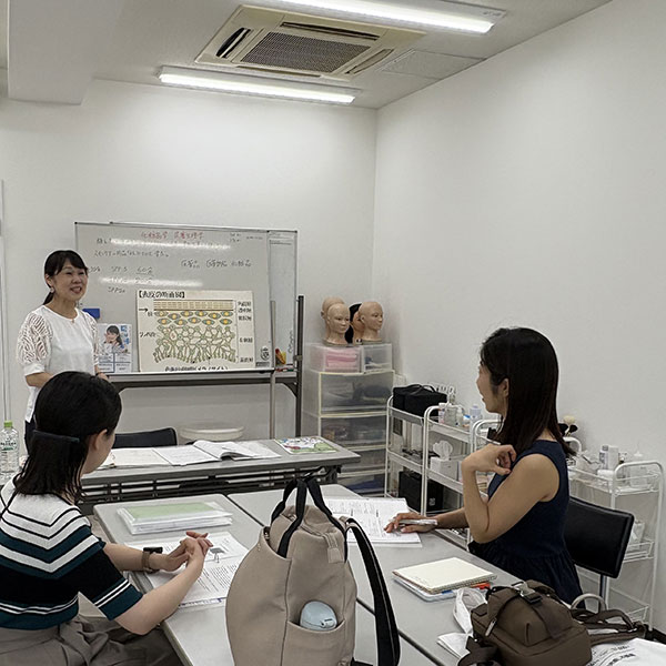 ベーシックメイクアップコース 化粧品学と皮膚生理学の講義授業