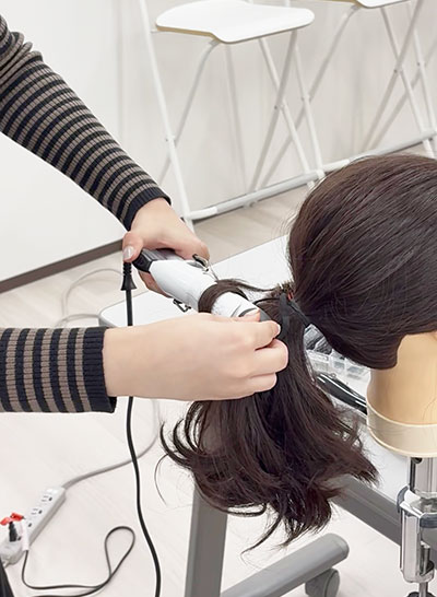 ヘアメイク基礎の授業です