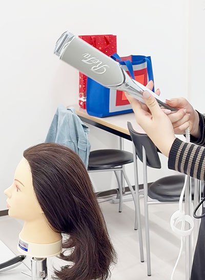 ヘアメイク基礎の授業です